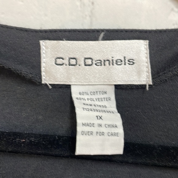 C.D. Daniel’s starburst stripe embroidered 1x top - Picture 3 of 5